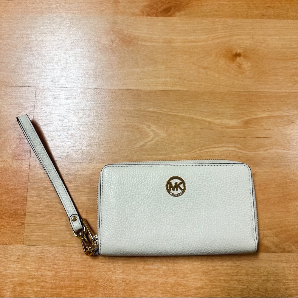 Michael Kors White Fulton Pebbled Leather Wristlet Wallet - Picture 2 of 5